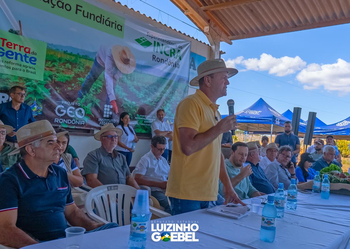 Luizinho Goebel participa da entrega de título definitivos de imóveis em Vilhena