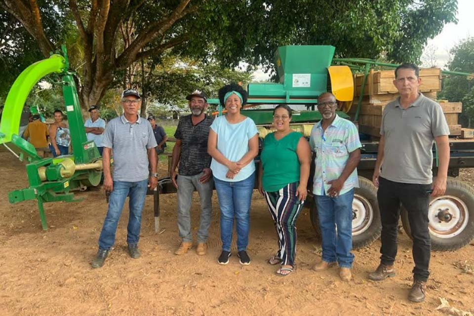 Sílvia Cristina faz a entrega de implementos agrícolas para associação em Cacaulândia