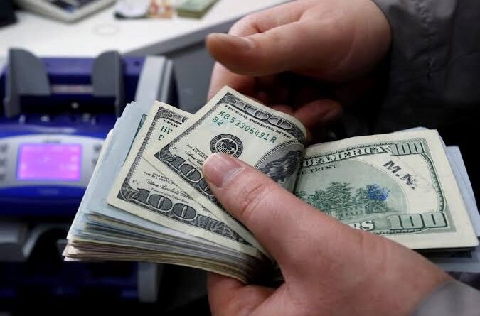 Dólar abre em alta e bate R$ 6,21