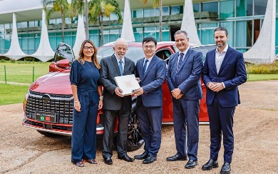 Após ganhar carro de R$ 500 mil da BYD, Lula mantém silêncio sobre denúncias de tráfico de pessoas envolvendo terceirizada da empresa