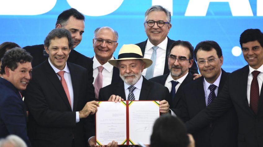 Lula afirma que reforma tributária só seria possível em uma ditadura: o Brasil ainda é uma democracia?